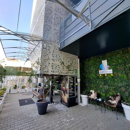 Apartments Steel Residence- Tesla Drive Experience Тимишоара Екстериор снимка